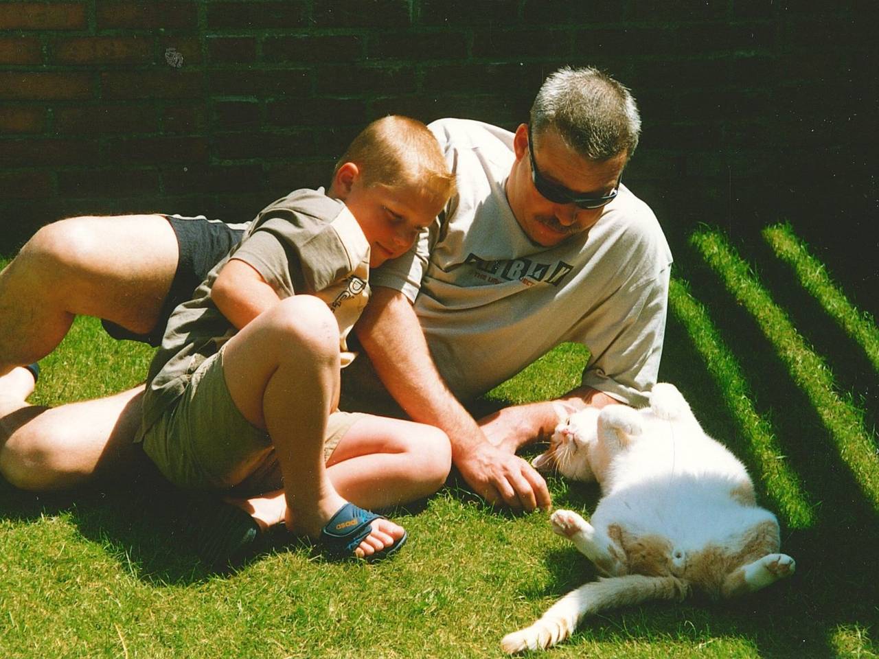 Nico samen met zijn zoon Niels in de tuin
