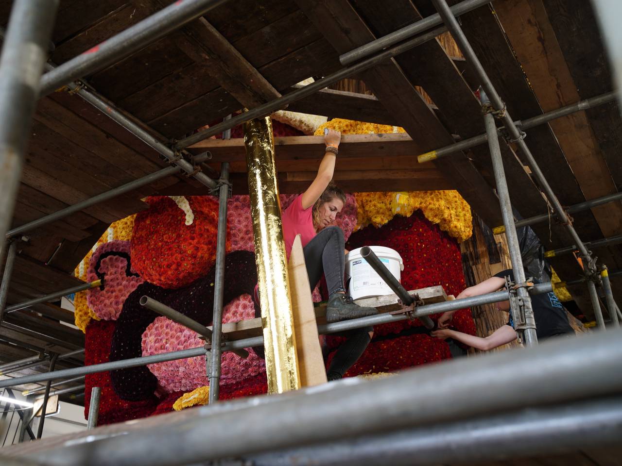 Een vrijwilliger in de steigers (Foto: Omroep Brabant)