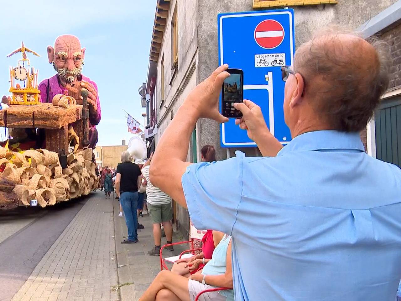 Op weg naar de start zien de eerste bezoekers al een glimp van de praalwagens (foto: Imke van de Laar)