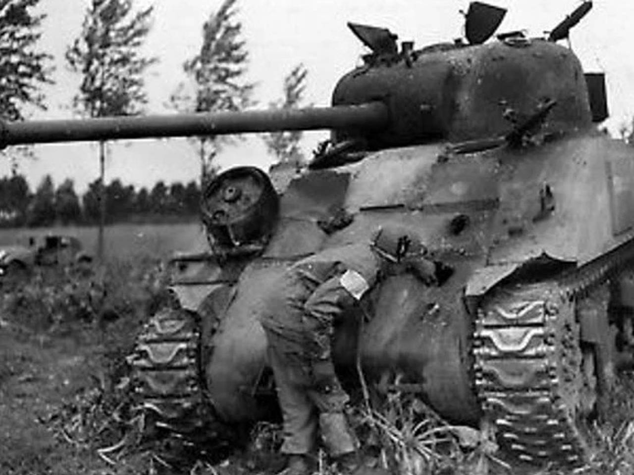 Amerikaan inspecteert uitgeschakelde Shermantank, omgeving Nederwetten (foto: archief).