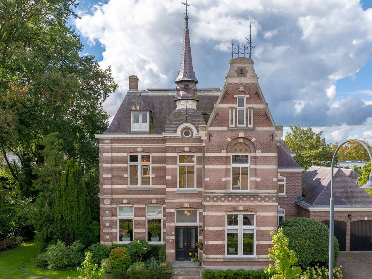 Suikerbaron Sybrand Heerma van Voss liet deze kapitale villa bouwen (foto: Agnes Tomesen Makelaardij).