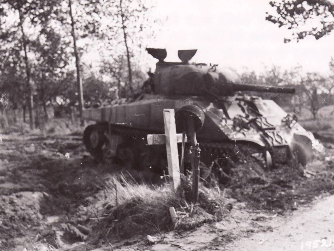 Uitgeschakelde Shermantank bij Veghel met veldgraf (foto: archief)