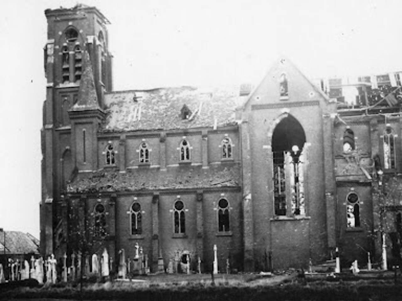 De kerk van Wijbosch na de gevechten in september 1944 (foto: archief)