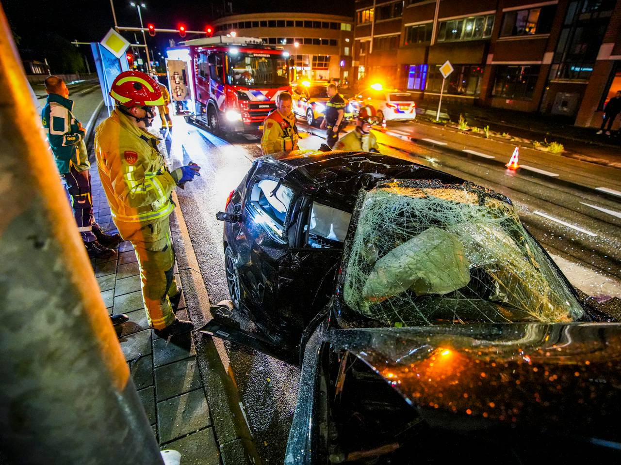 Man zwaargewond nadat hij met BWM tegen lantaarnpaal knalt