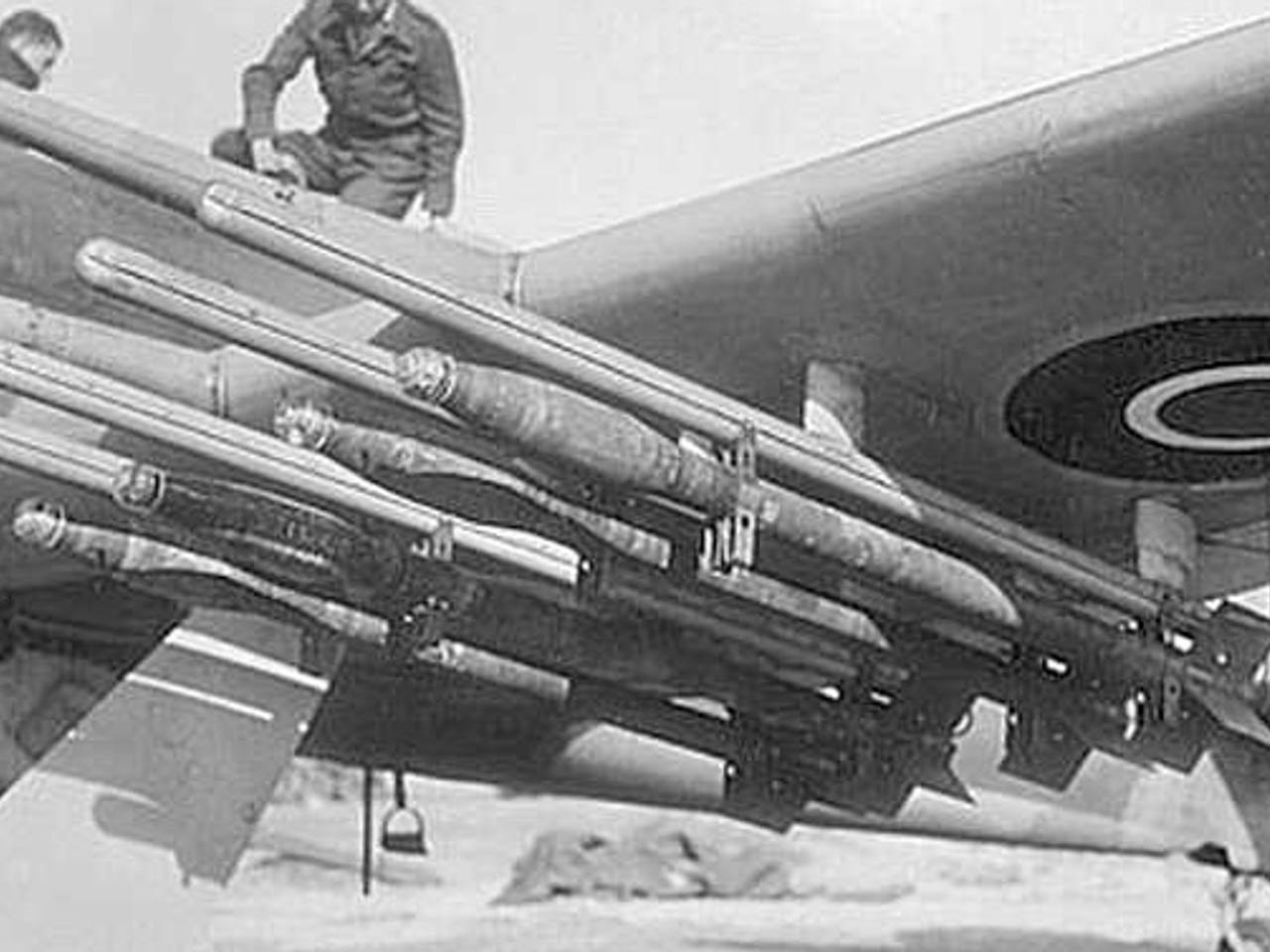 Raketten onder een Typhoon-jachtbommenwerper (foto: archief)