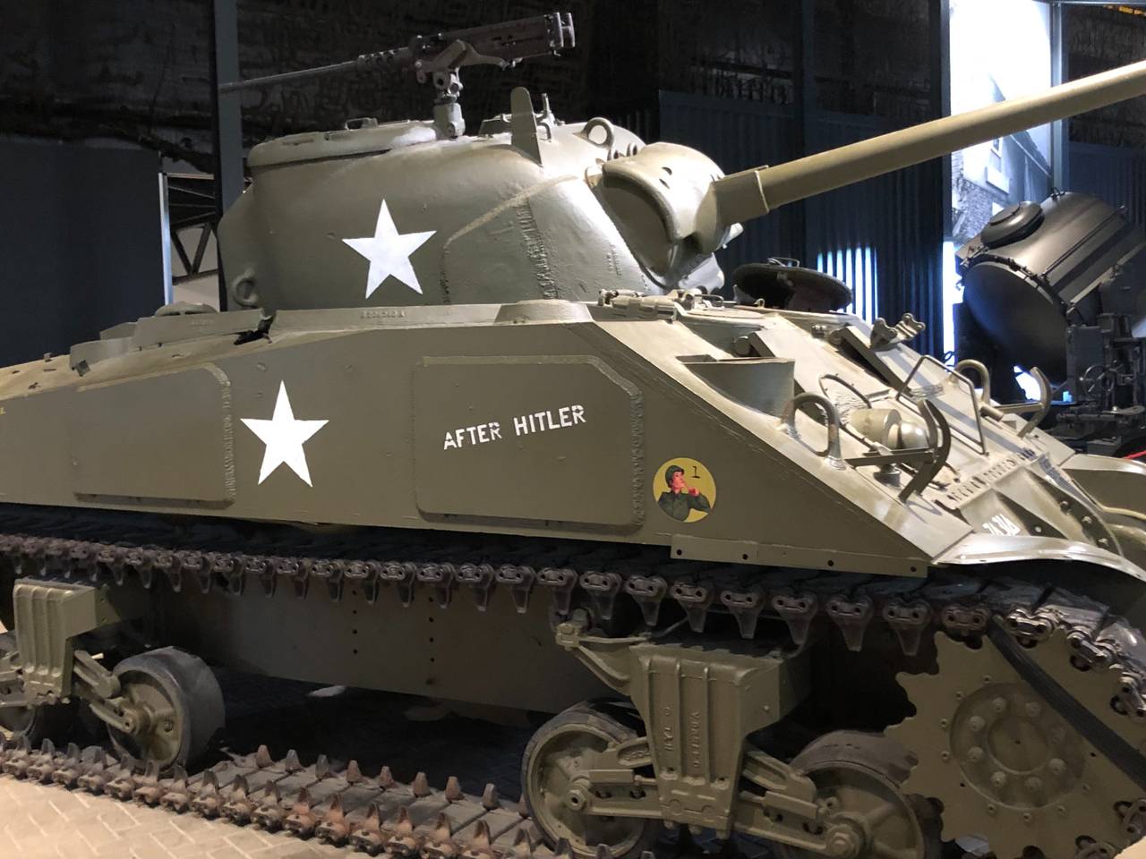 Shermantank 7th-tank in oorlogsmuseum Overloon, getroffen en bemanning gedood
