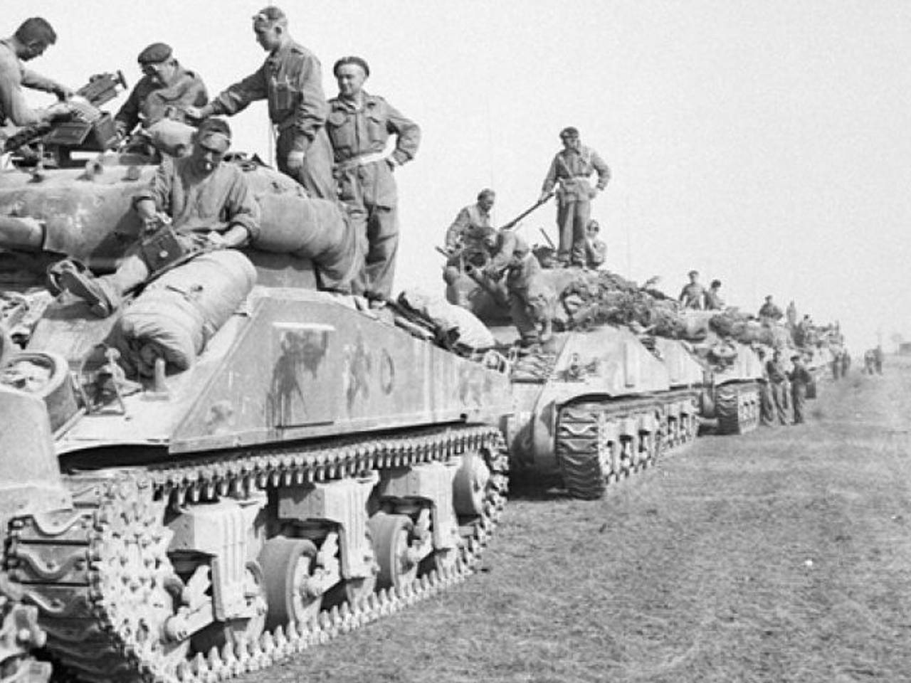 Soldaten en tanks van de Eerste Poolse Pantserdivisie in 1944 (foto: archief)