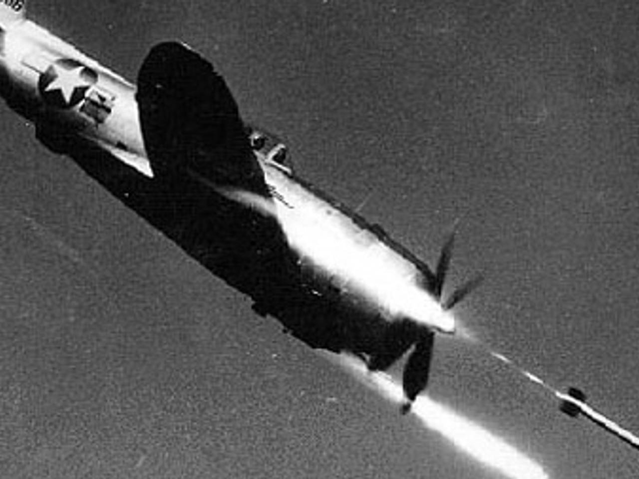 Thunderbolt P47 schiet raketten af (foto: archief).