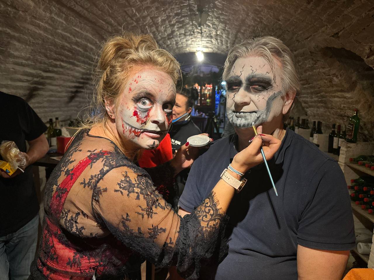 Twee 'griezels' bereiden zich voor op het spektakel (foto: Floortje Steigenga).