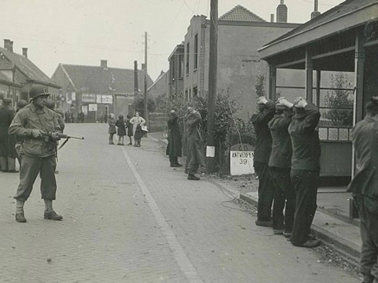 Amerikaanse soldaat van de Timberwolves houdt in Rijsbergen Duitsers onder schot (foto: archief NARA)