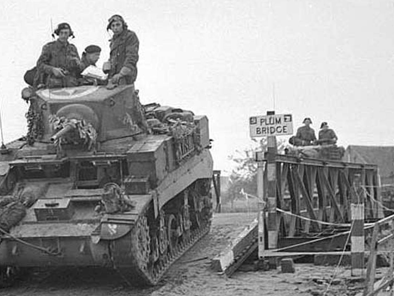 34e Tankbrigade steekt kanaal over in Rijkevorsel op weg naar Roosendaal en omgeving (foto: archief)