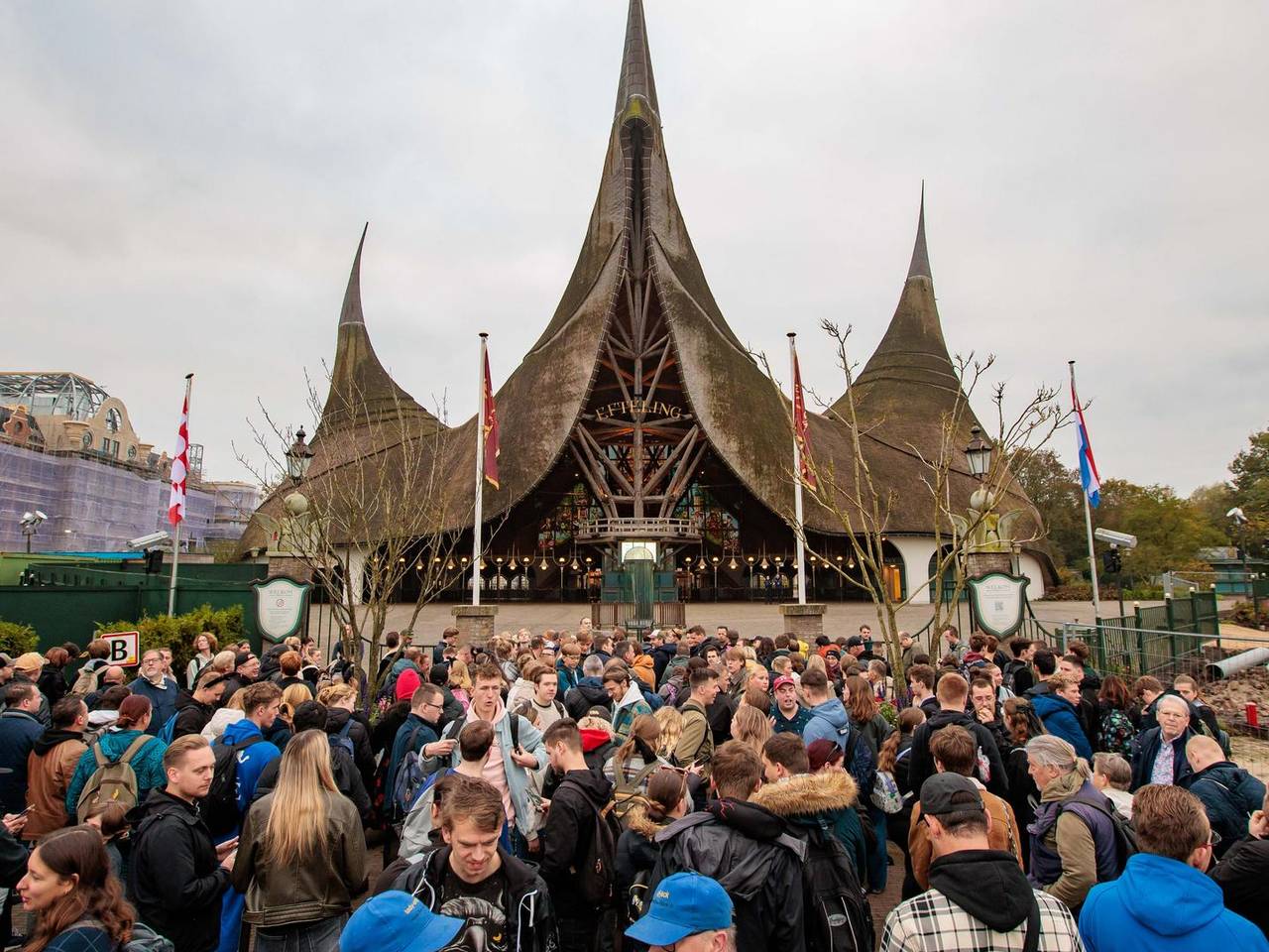 Mensen wachten voor de ingang van de Efteling (foto: Efteling).