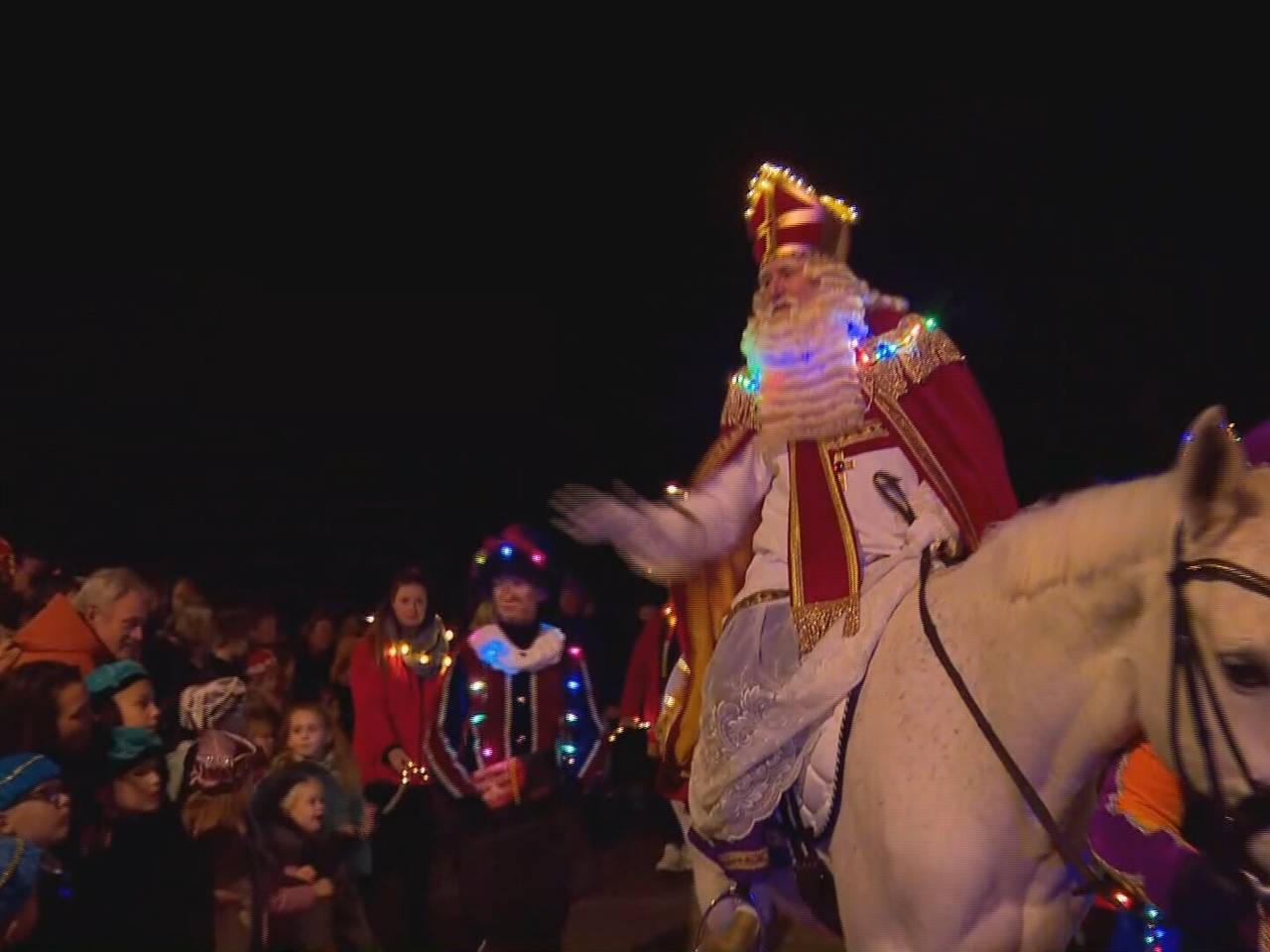 Sinterklaas met lichtjes onthaald