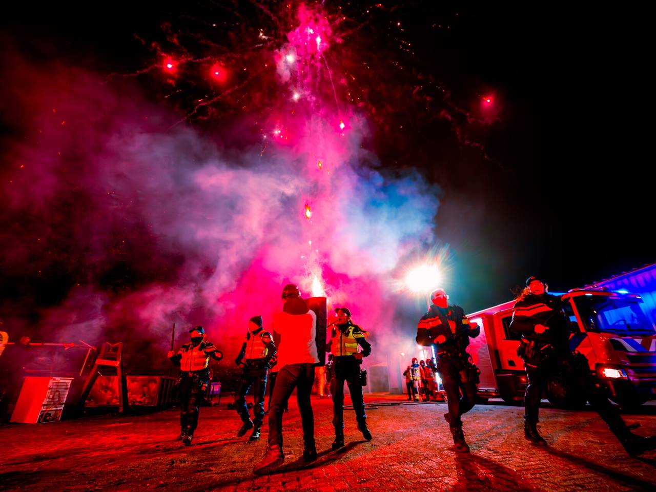 Net echt: Illegaal feest met vuurwerk loopt uit de hand