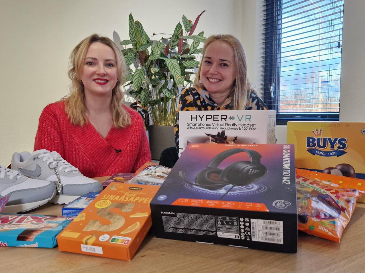 Oekraïense 'Sinterklazen' zamelen cadeautjes in voor kinderen