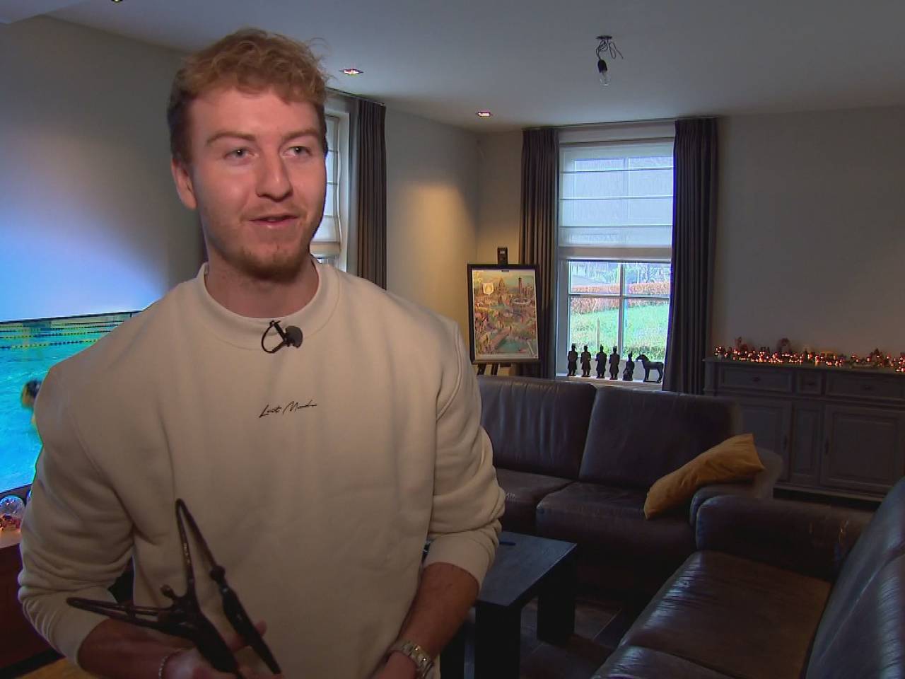 Giel met het beeldje van de prijswinnaar in zijn hand (foto: Omroep Brabant)