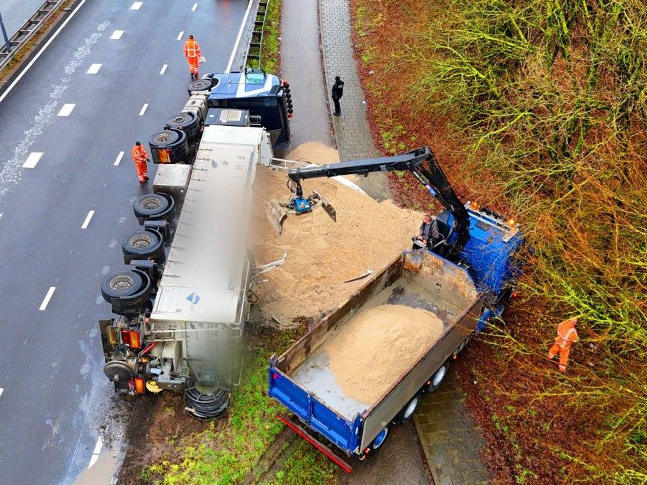 Vrachtwagen met duizenden kilo's zand gekanteld