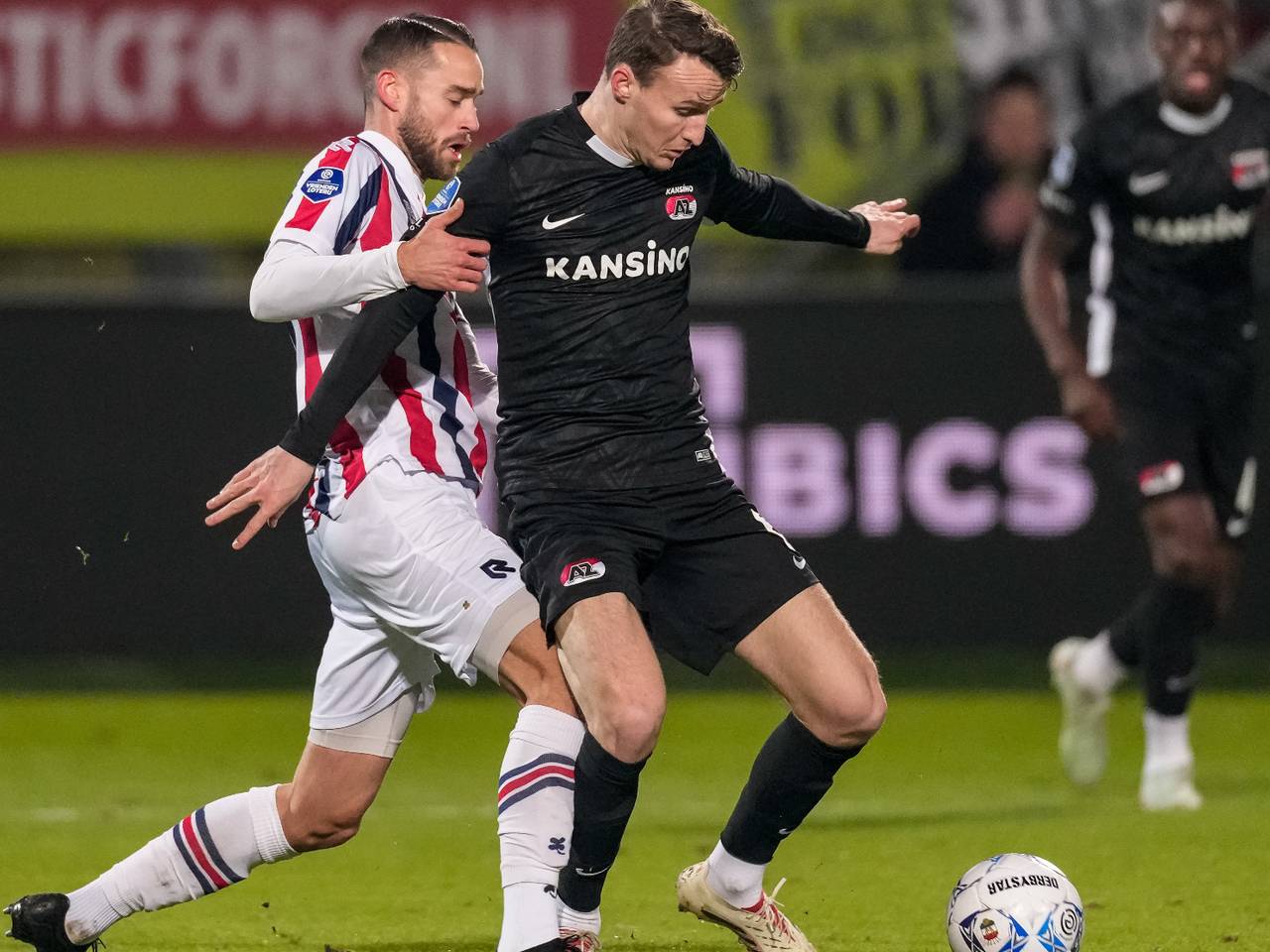 Peer Koopmeiners van AZ en Boris Lambert van Willem II (foto: Orange Pictures)