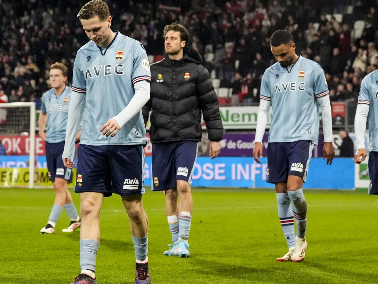 De spelers van Willem II druipen af na en forse nederlaag tegen Sparta (foto: ANP)
