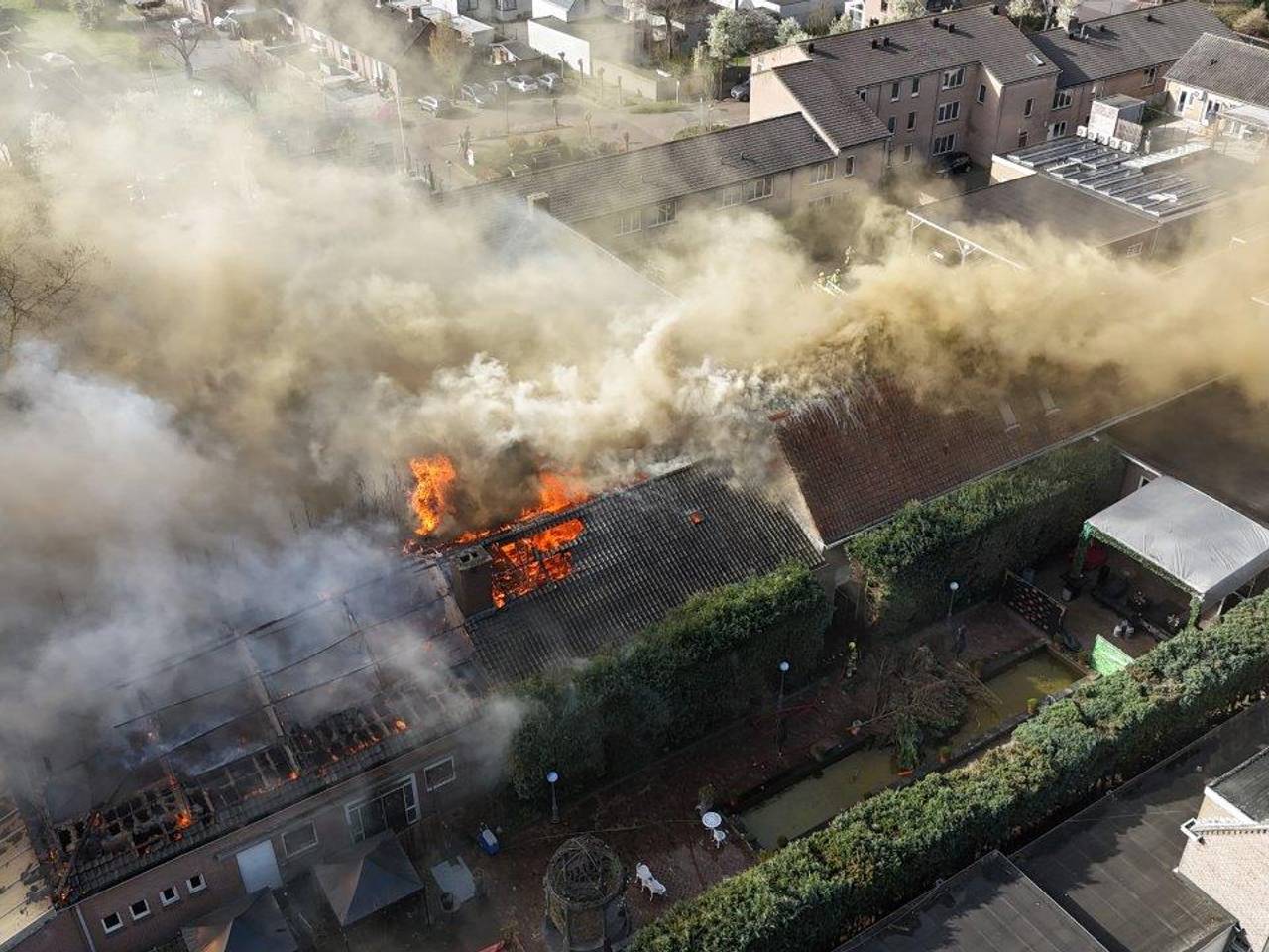 Grote brand op evenementenlocatie, verzorgingstehuis ontruimd