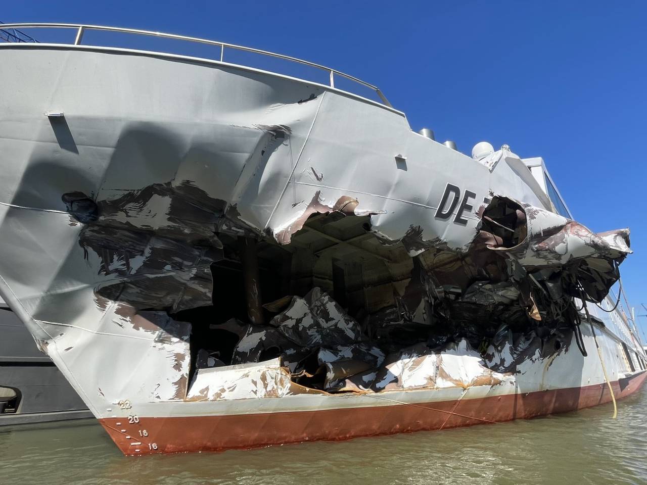 De schade aan het schip van De Zonnebloem. (foto: Imke van de Laar).