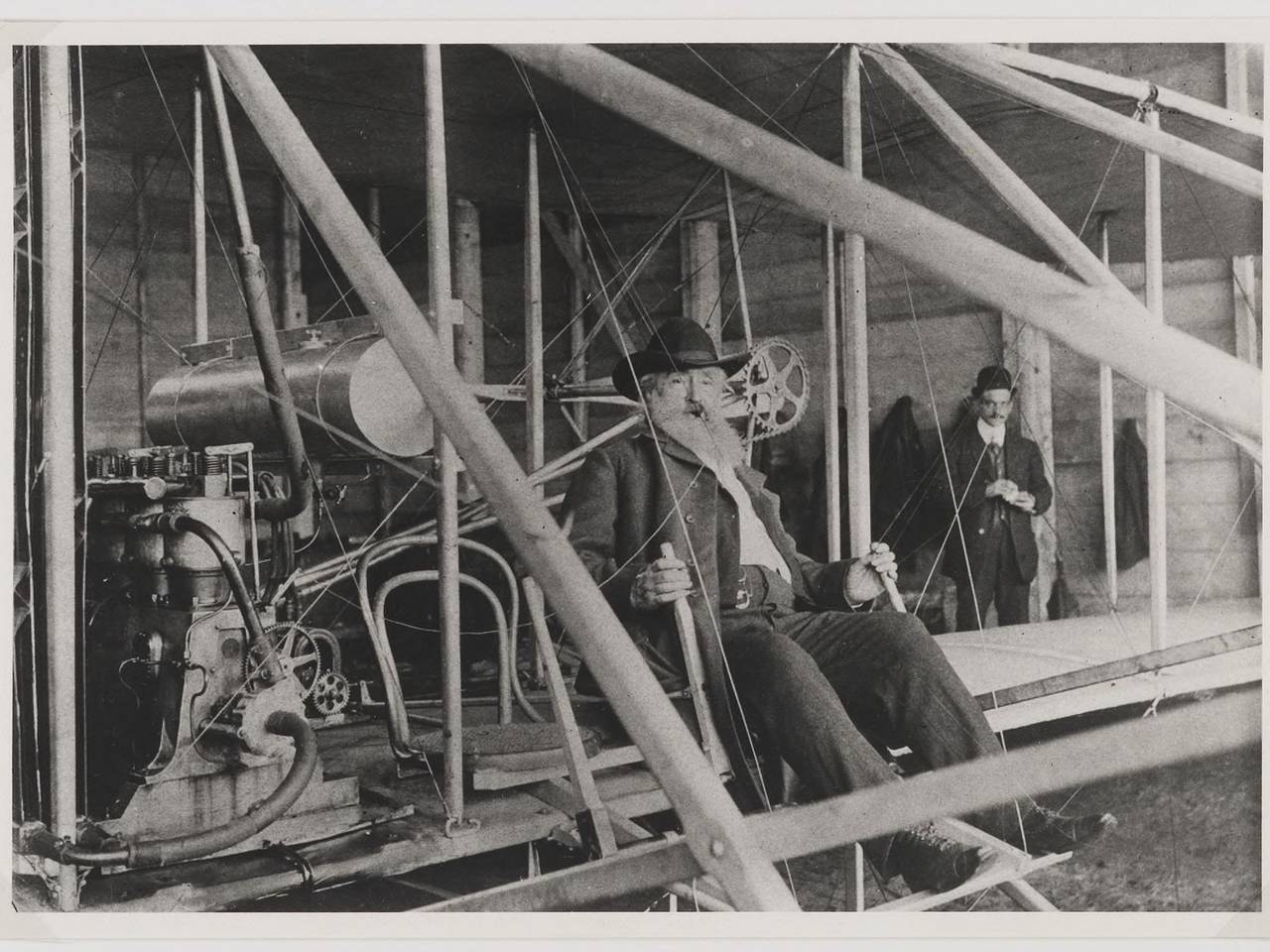 Sybrand Heerma van Voss in het toestel waarmee in 1909 in Etten-Leur de eerste gemotoriseerde vlucht in Nederland is gemaakt (foto: Collectie West-Brabants Archief).