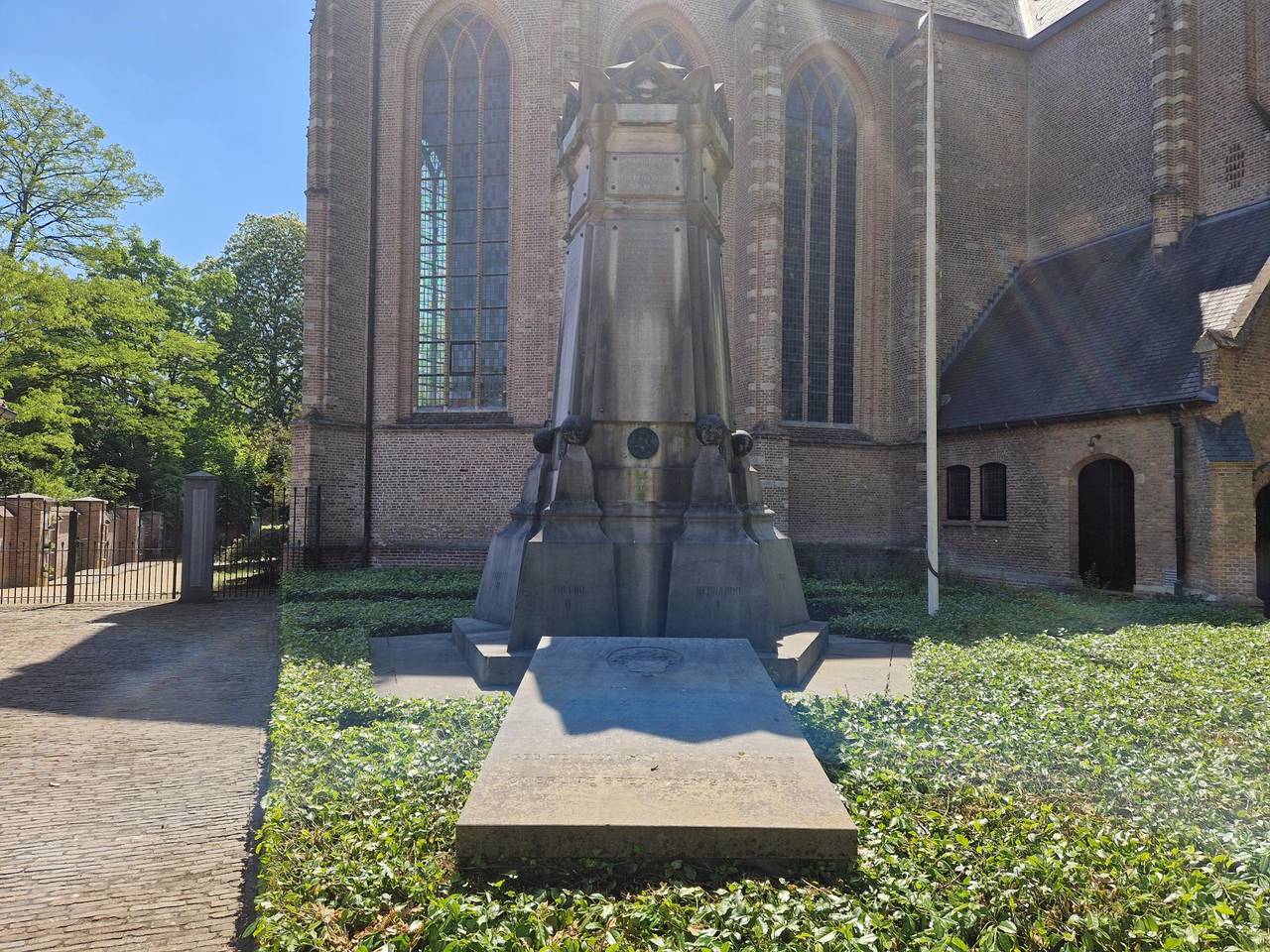 Het citadelmonument voor de kerk in Ginneken met het graf van Chasse (foto: Henk van Ingen/Omroep Brabant).