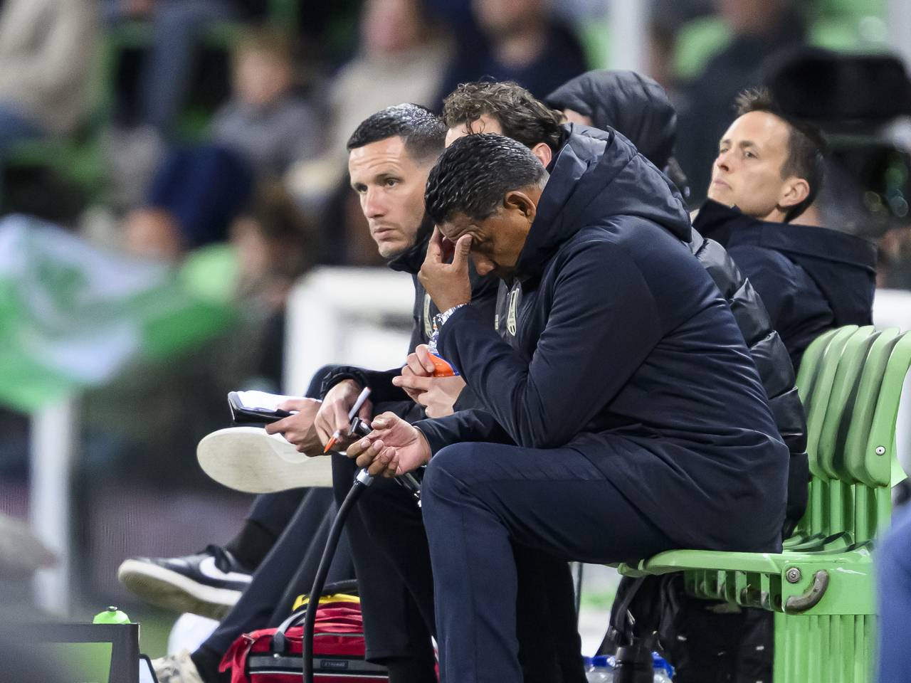 Henk Fraser op de bank tijdens het duel tegen Groningen (foto: ANP).