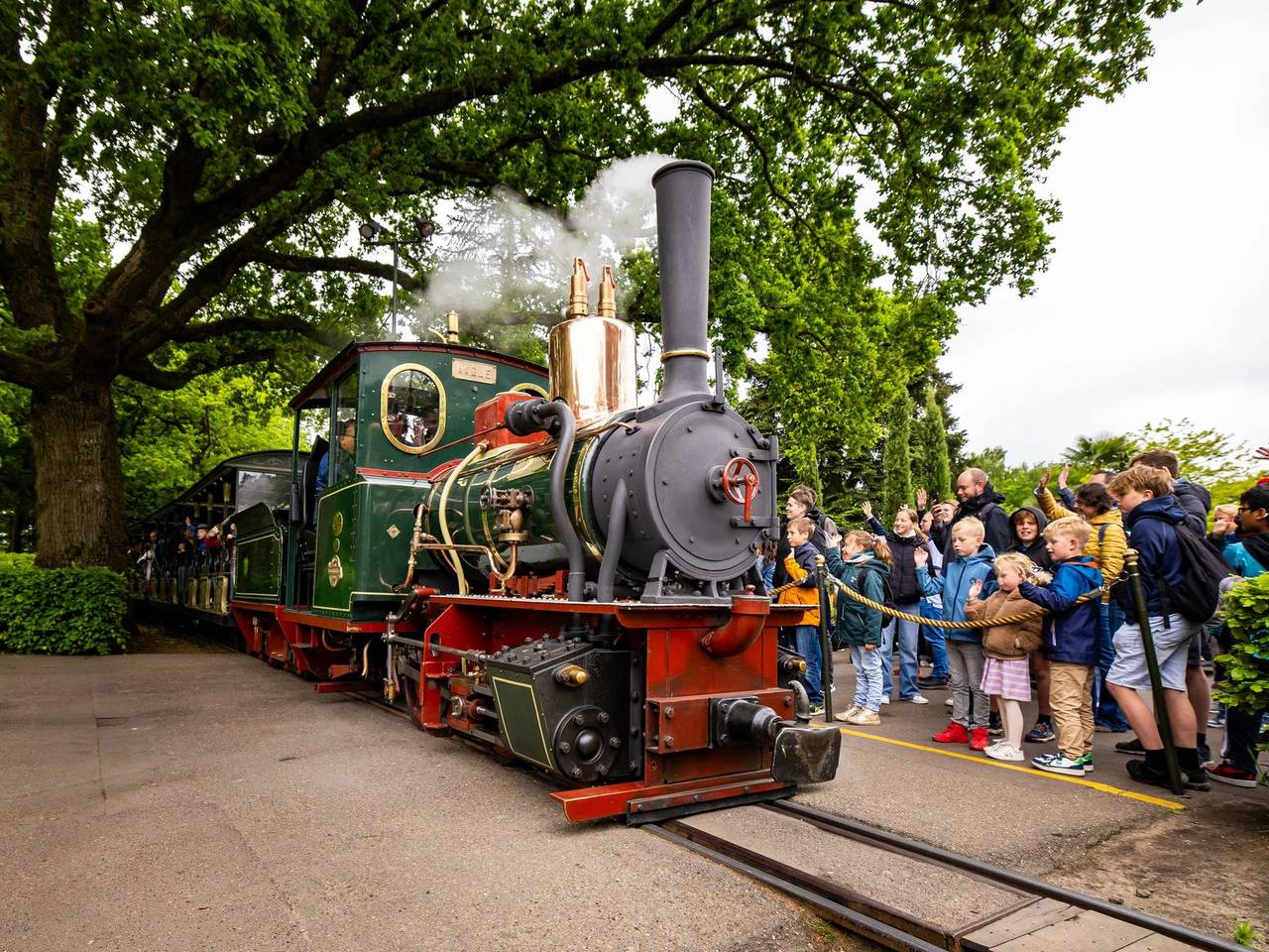 De elektrische locomotief Aagje maakt haar eerste rondje (foto: Efteling).