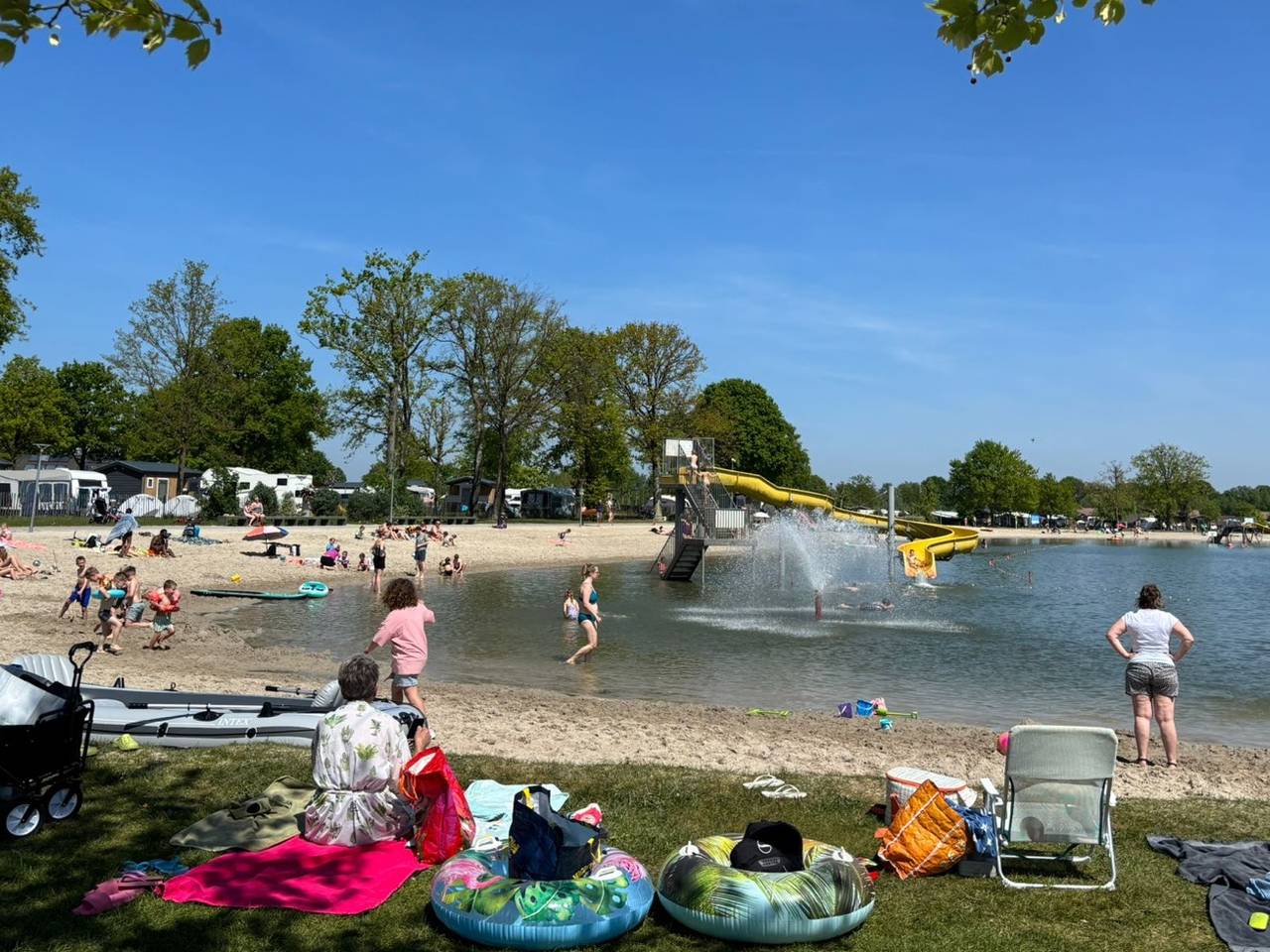 Recreatiepark TerSpegelt in Eersel zit deze week helemaal vol met campinggasten (foto: Kristel Faes).