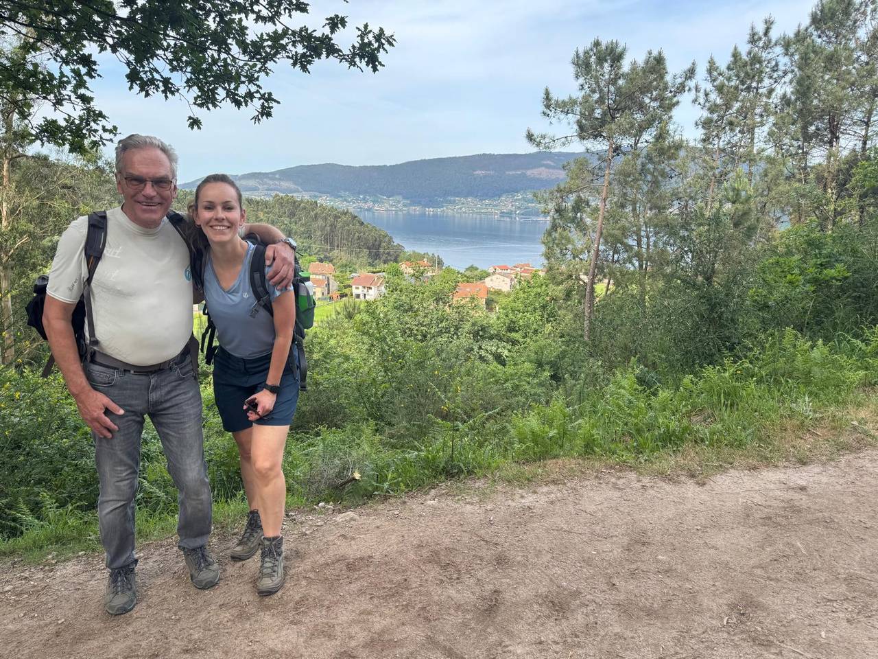 Mariëlla en vader Arie op de Camino (foto: Mariëlla van Vugt).