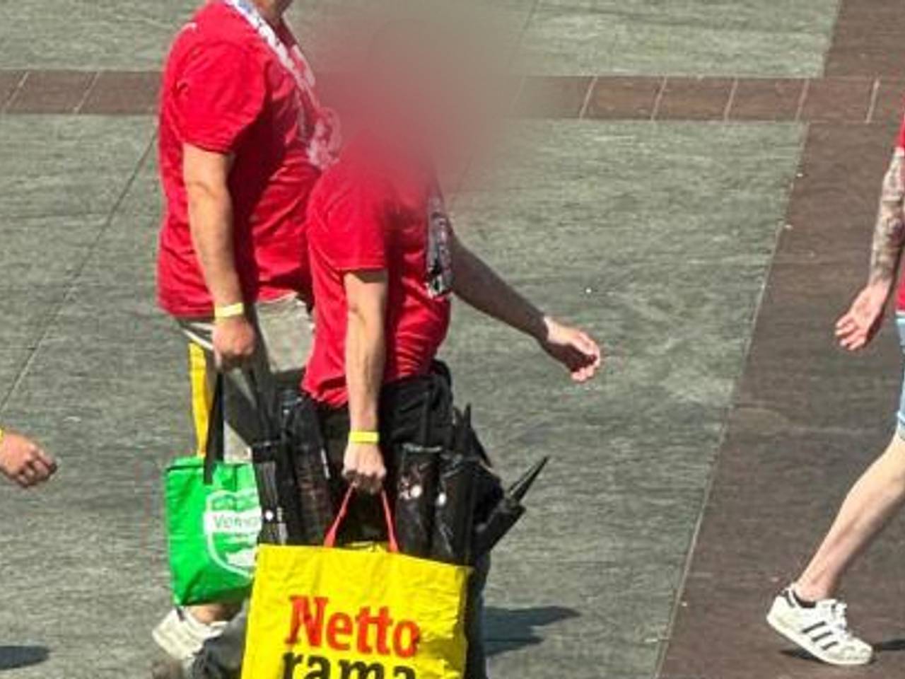 Met tassen vol vuurwerk liepen supporters ongehinderd het Stadhuisplein op (foto: Omroep Brabant).