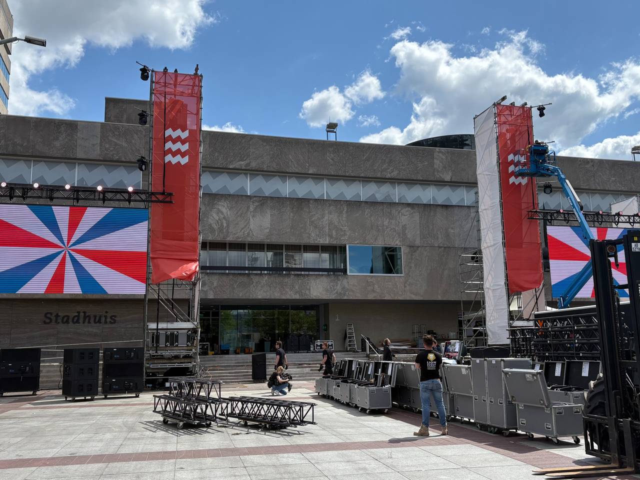 Het Stadhuisplein wordt klaargemaakt voor de kampioenswedstrijd (foto: Omroep Brabant).