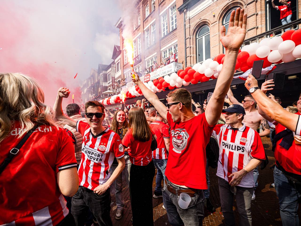 Supporters vieren feest o de Markt. (Foto: ANP)