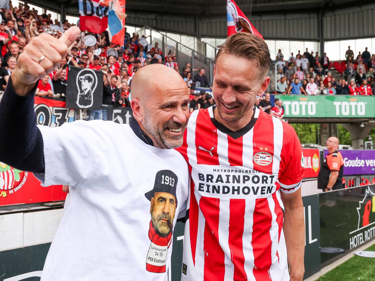 Een trotse Peter Bosz en Luuk de Jong (foto: Hans van der Valk/Orange Pictures).