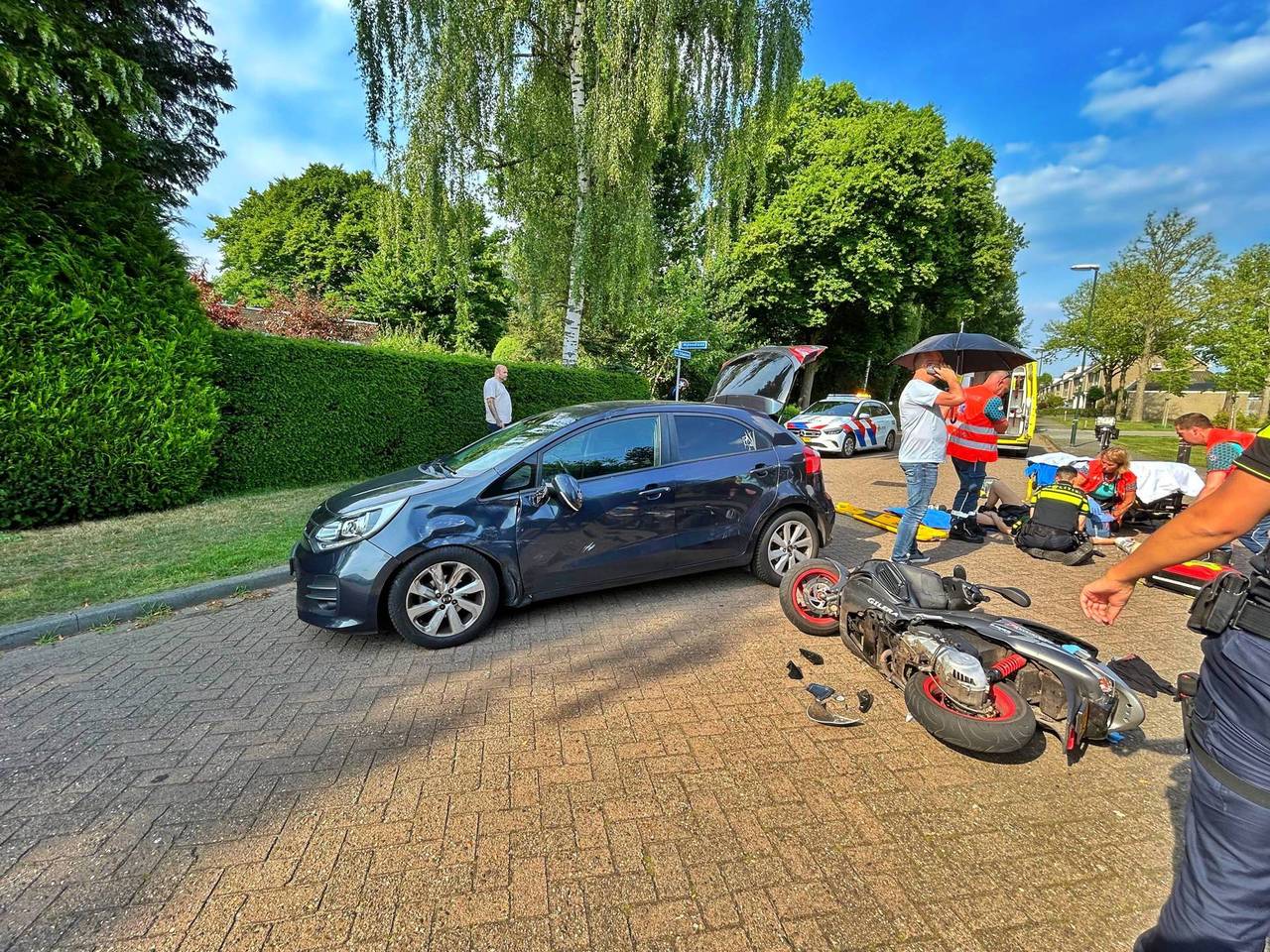 Scooterrijder zwaargewond door botsing met auto