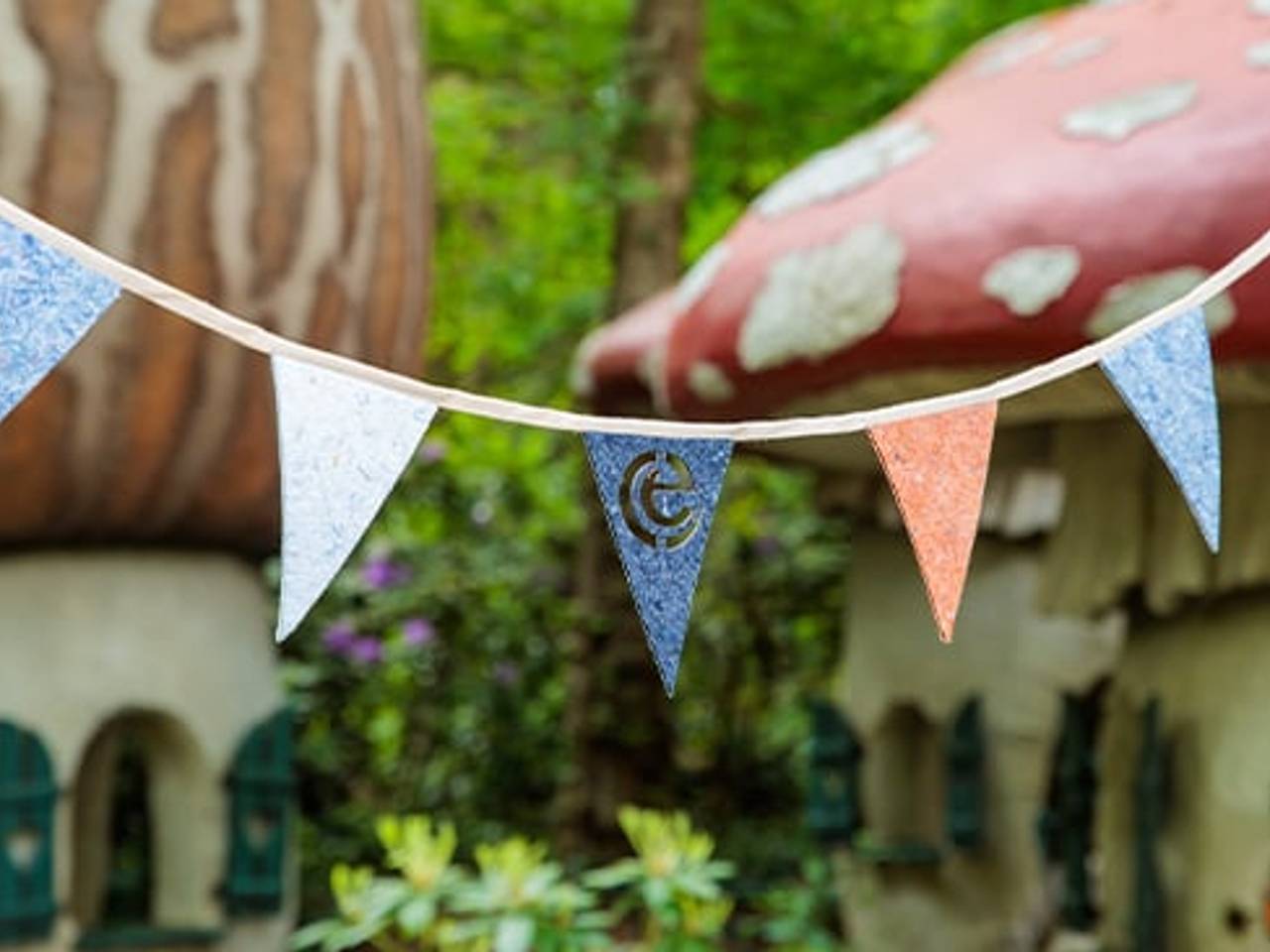 De vlaggenlijn van de Efteling (foto: Efteling).