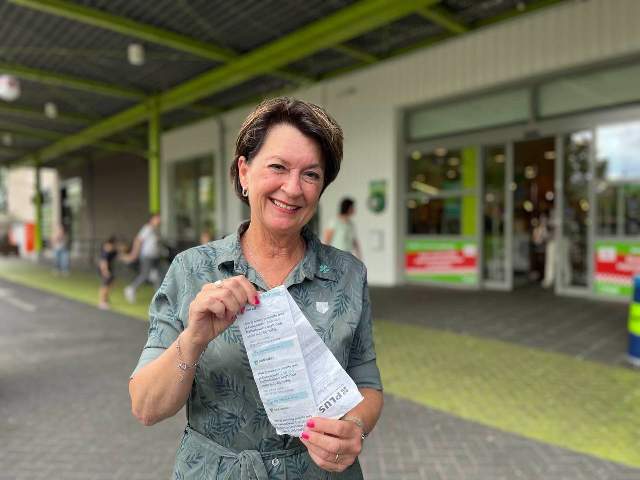Van der Meeren met de vernieuwde kassabon (foto: Floortje Steigenga).