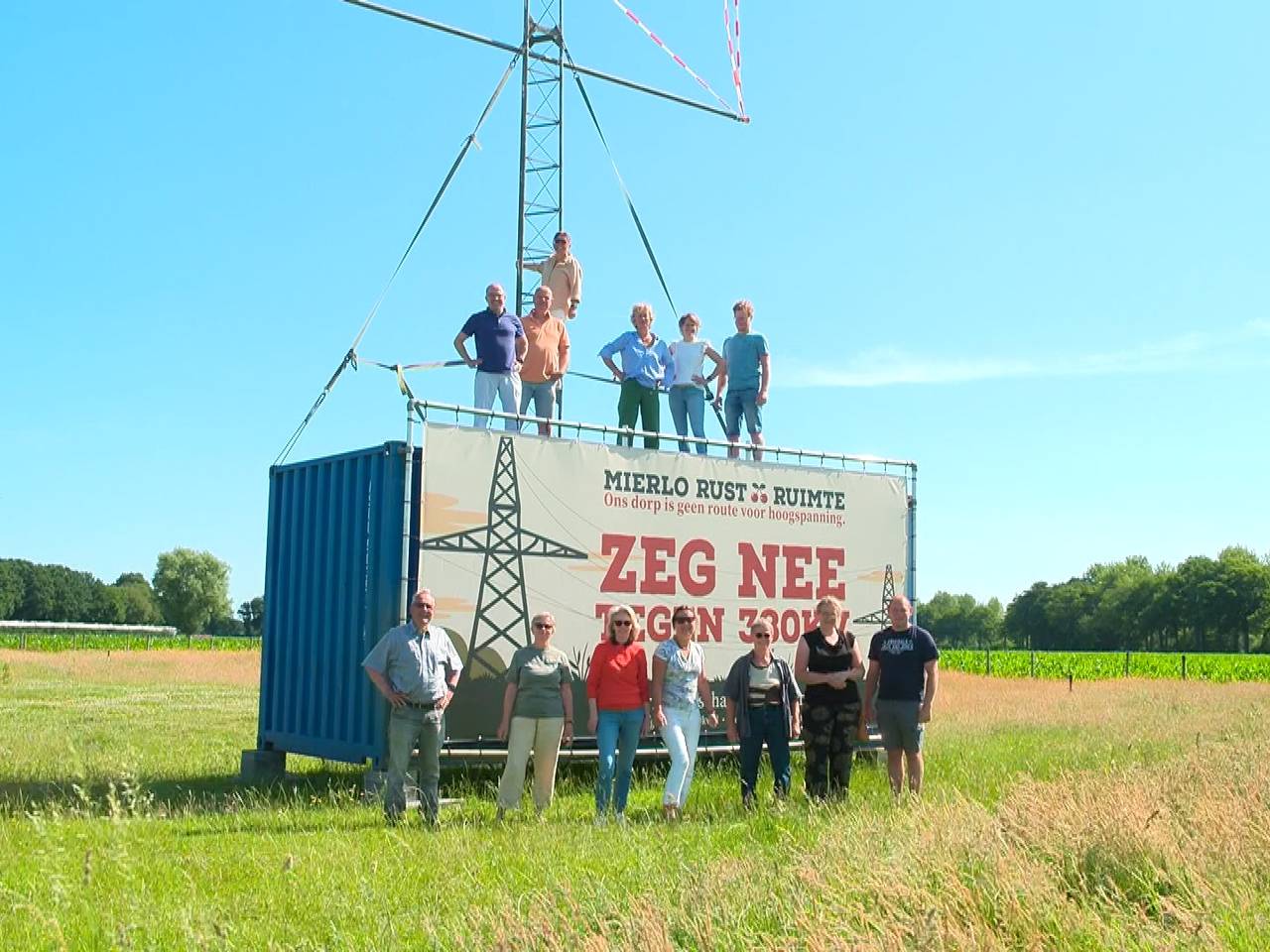 Het actiecomité bij de mast.