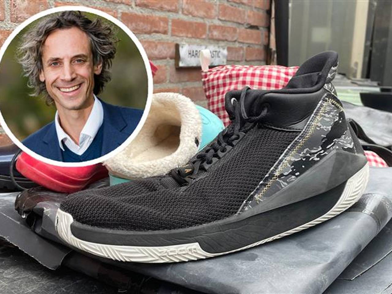 Kees Keizer / kapotte enkele schoenen bij de kringloop.