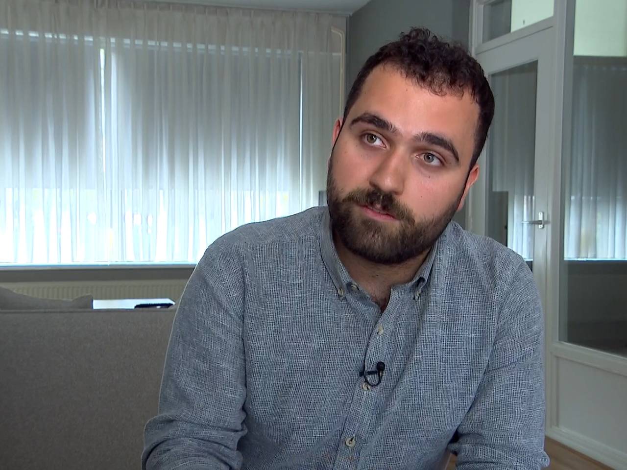 Mani Sadeghi woont in Eindhoven, maar is veel bezig met zijn familie in Teheran (foto: Omroep Brabant).