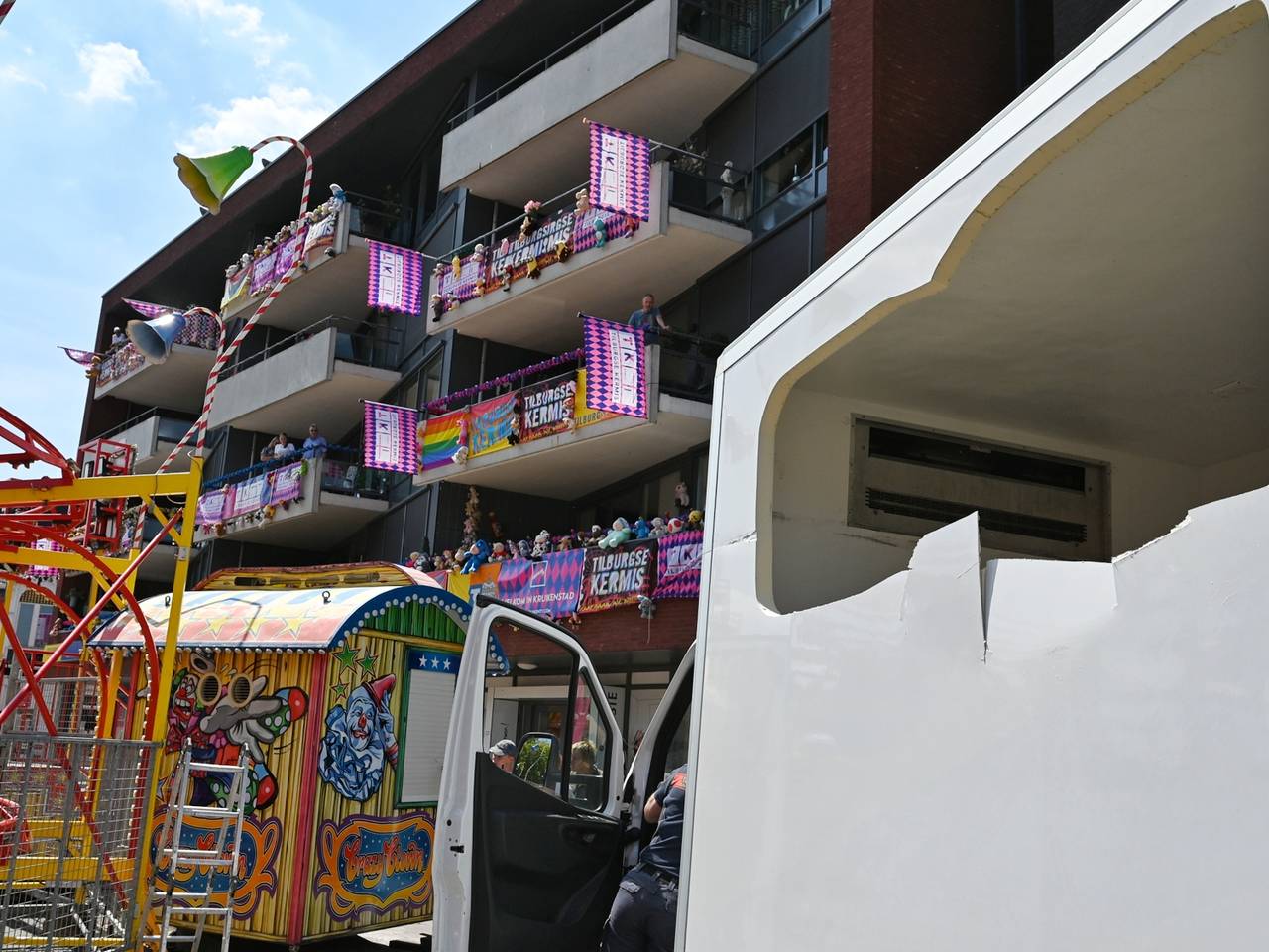 Een bestelbus is tegen het kassahokje van kermisattractie Crazy Clown gebotst