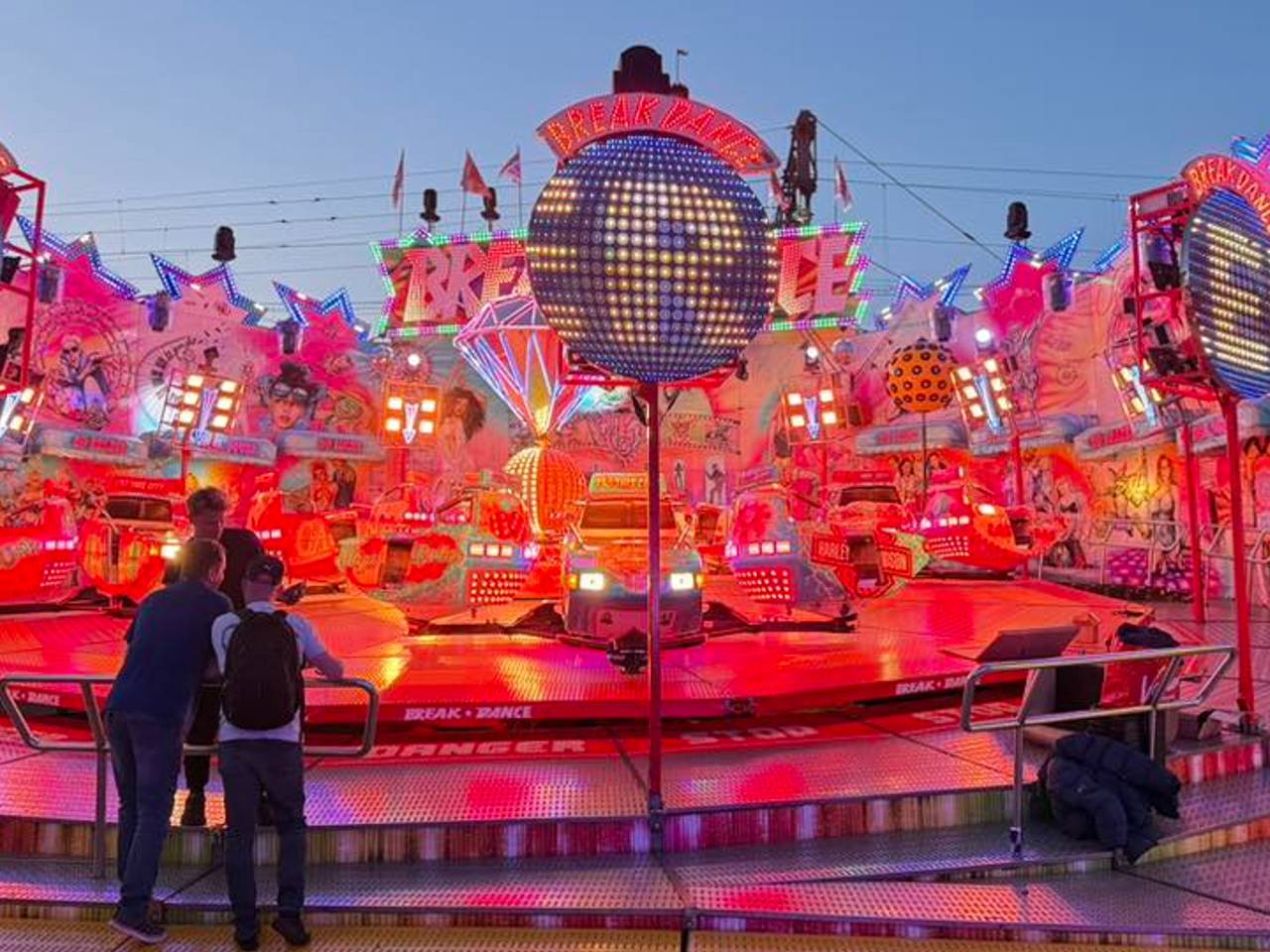 Let's goooo: de Tilburgse Kermis is vrijdag begonnen (foto: Taayfunn La Familia/Facebook).