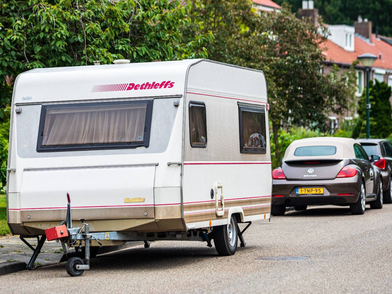 Caravan in de straat in Geldrop (foto: ANP).
