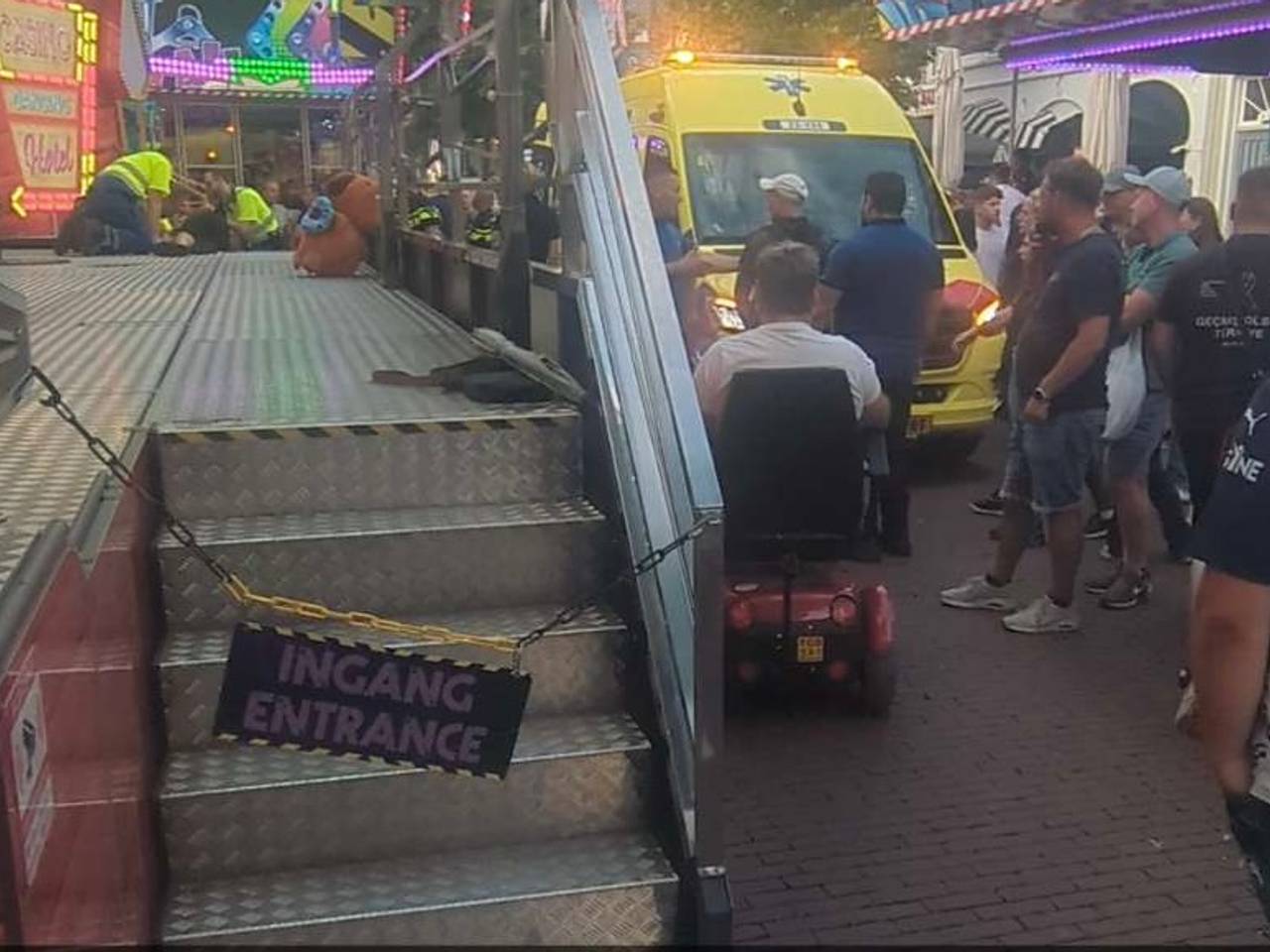 Ambulance bij de attractie (foto: Milan Vosters)