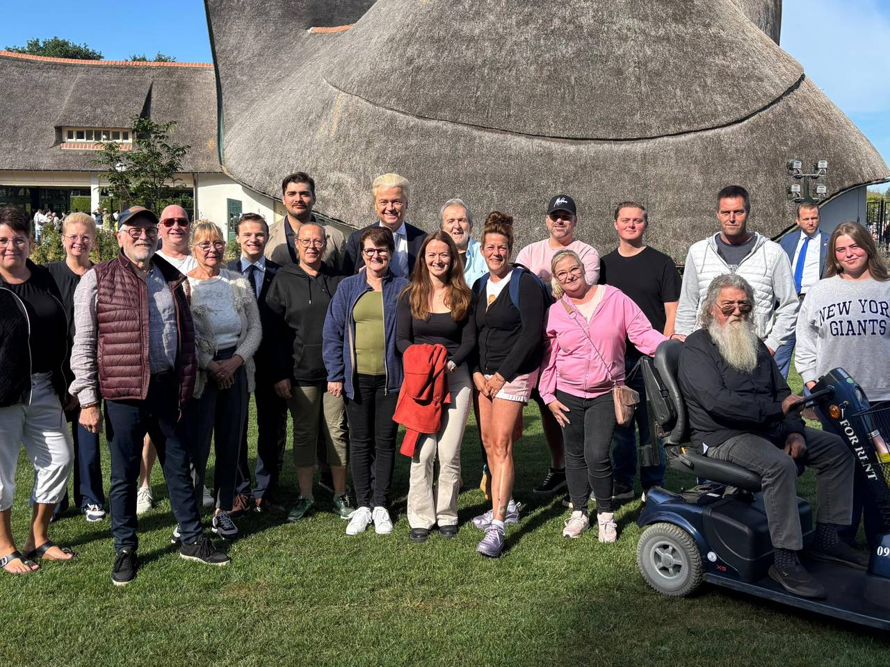Geert met zijn fans in de Efteling (foto: Geert Wilders/X).