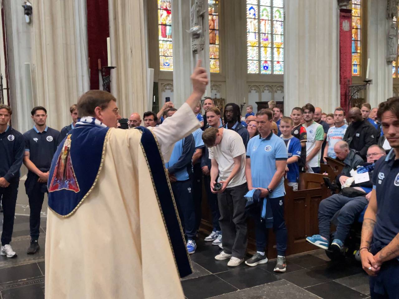 Plebaan Vincent Blom zegent de spelers (foto: René van Hoof)