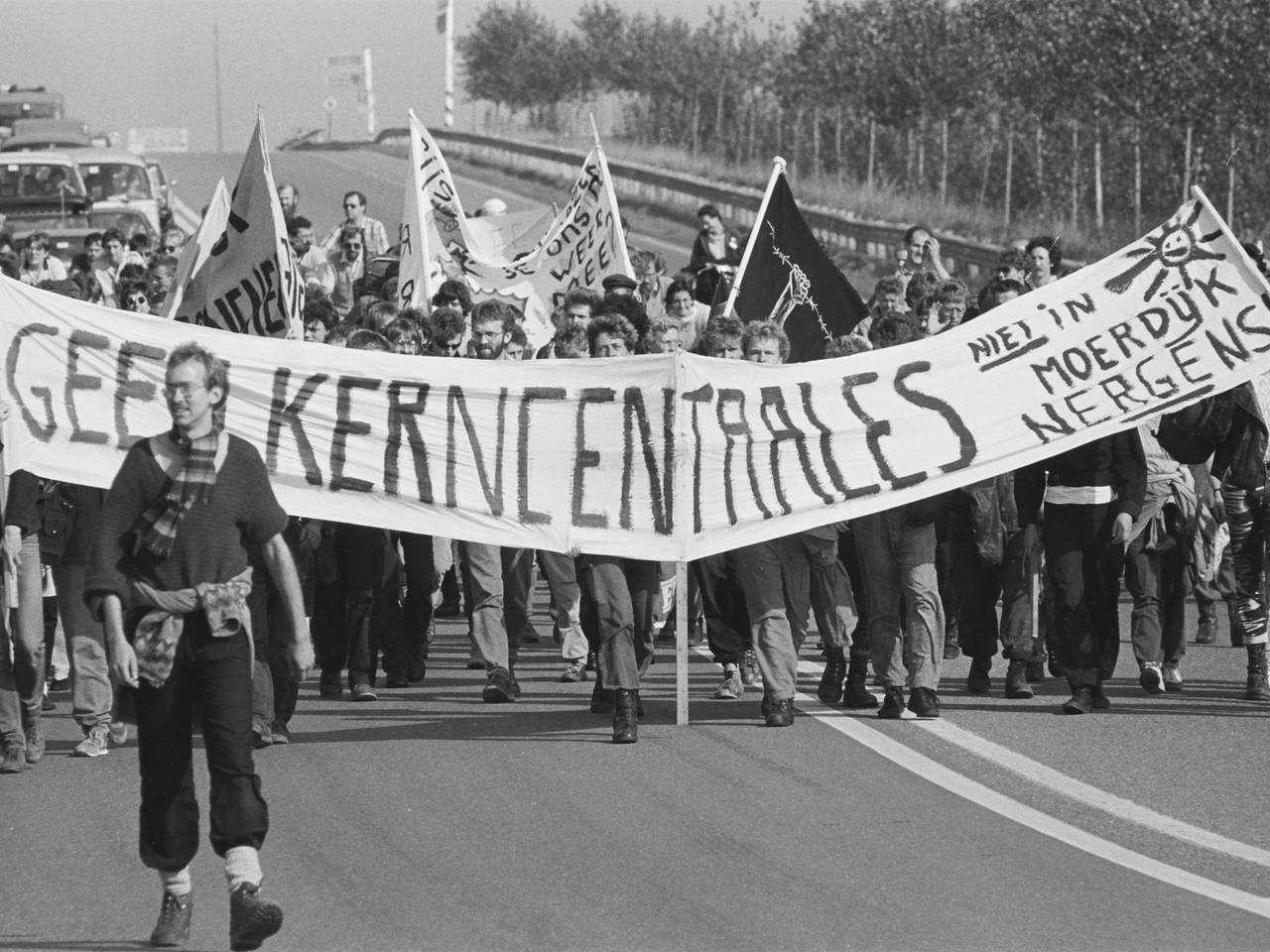 Grote demonstratie tegen kerncentrales in Moerdijk op 5 oktober 1985 (foto: Ben Steffen/collectie West-Brabants Archief).