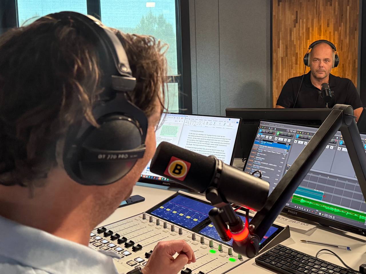 Koen Wijn en Cor Bouma in de studio van Omroep Brabant.