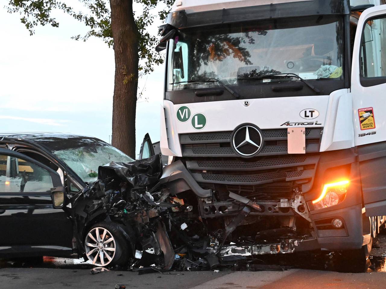 Auto botst frontaal met vrachtwagen, bestuurder zwaargewond